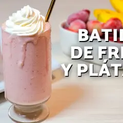 Delicioso batido de fresa y plátano y yogur para una vida saludable