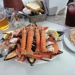 La mar de gambas Matalascañas: Deliciosos mariscos y cervezas frías