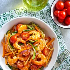 Delicioso wok de verduras con gambas: receta fácil y saludable
