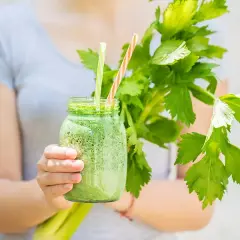 Batido de apio, manzana y limón: la receta que transforma tu salud