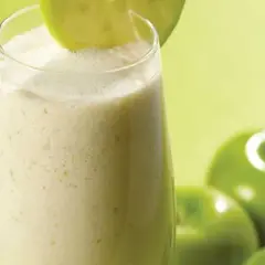 Batido de manzana y avena: receta saludable que mejora tu bienestar
