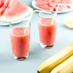Delicioso batido de plátano y sandía que refresca y nutre tu día