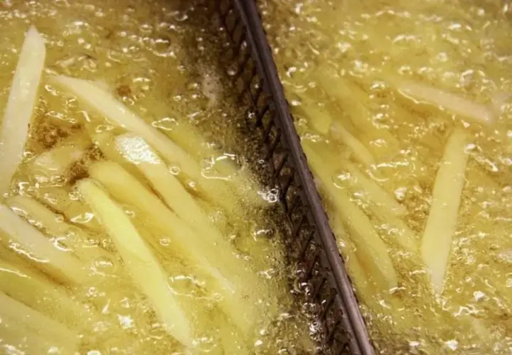 Por qué sale mucha espuma al freír patatas y cómo evitarlo fácilmente
