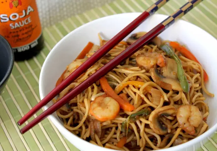 Recetas de fideos chinos con gambas: fáciles y rápidas para disfrutar