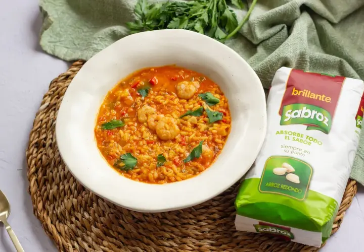 Receta fácil de arroz caldoso con gambas que sorprenderá a todos