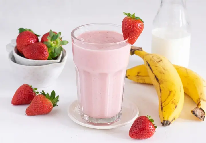 Batido de fresa y plátano: la receta fácil que encanta a todos