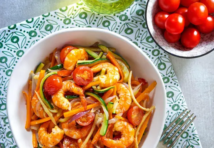 Delicioso wok de verduras con gambas: receta fácil y saludable