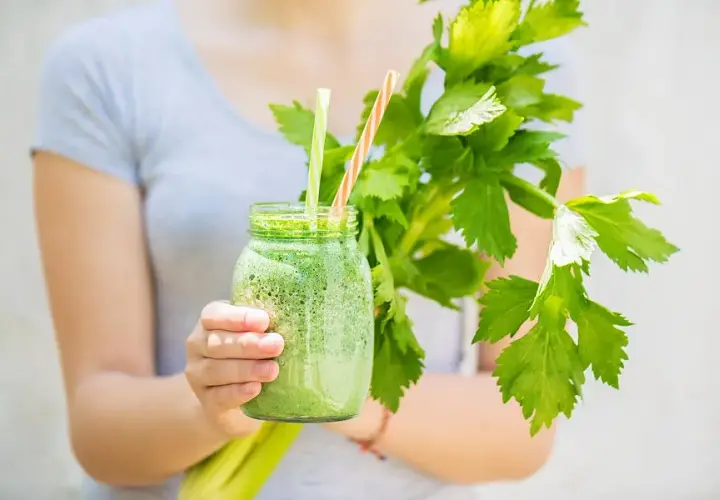Batido de apio, manzana y limón: la receta que transforma tu salud