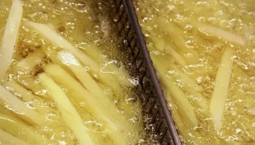 Por qué sale mucha espuma al freír patatas y cómo evitarlo fácilmente