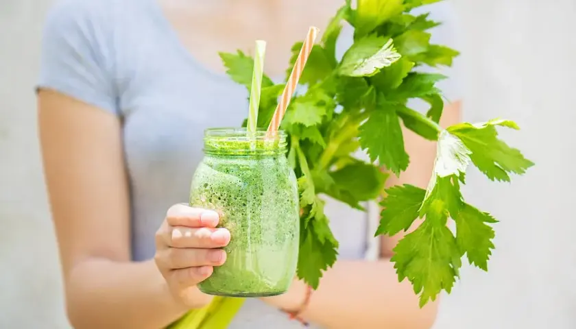 Batido de apio, manzana y limón: la receta que transforma tu salud
