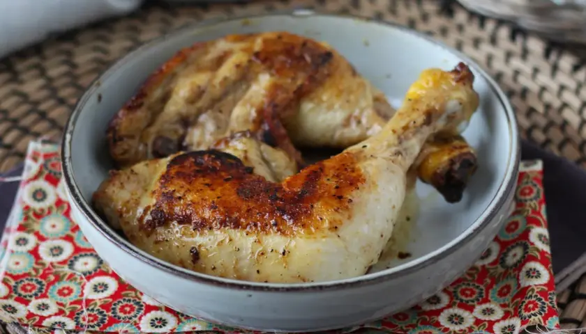 Cómo freír muslos de pollo en sartén para un resultado crujiente