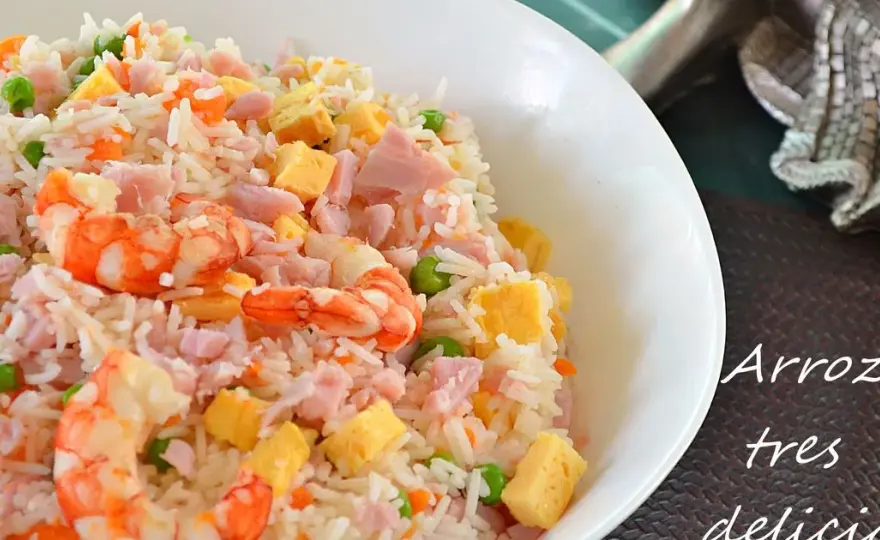 Receta fácil de arroz tres delicias con gambas que sorprende