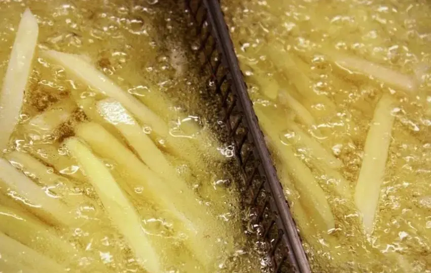 Por qué sale mucha espuma al freír patatas y cómo evitarlo fácilmente