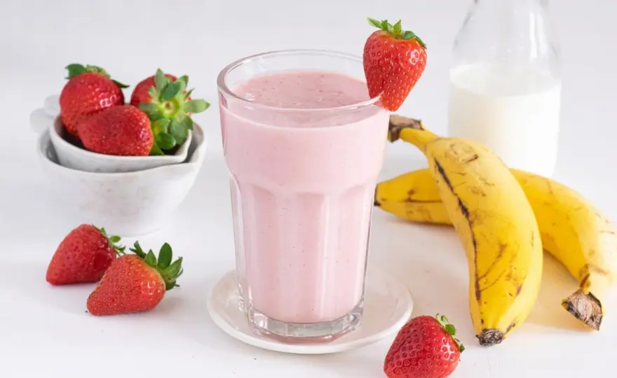 Batido de fresa y plátano: la receta fácil que encanta a todos