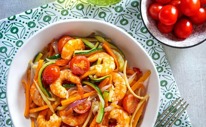 Delicioso wok de verduras con gambas: receta fácil y saludable