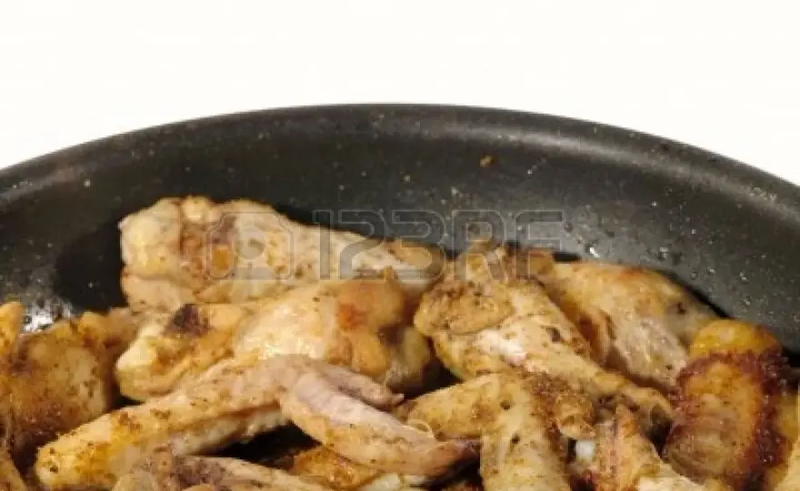 Cómo freír pollo en sartén y evitar que quede seco y sin sabor