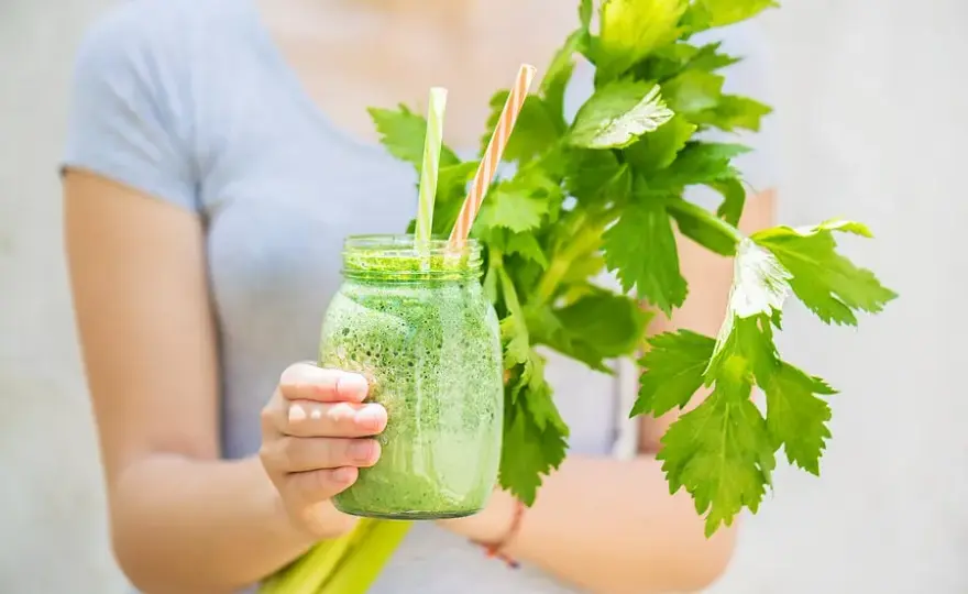 Batido de apio, manzana y limón: la receta que transforma tu salud