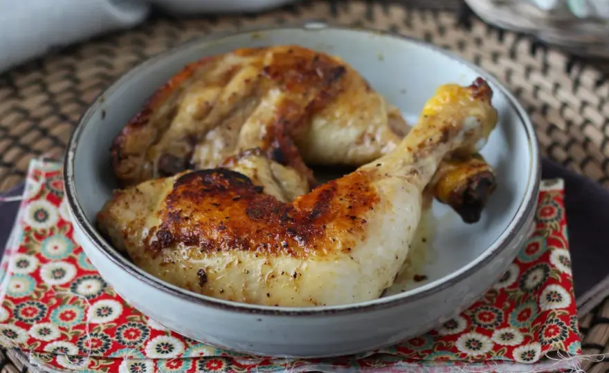 Cómo freír muslos de pollo en sartén para un resultado crujiente