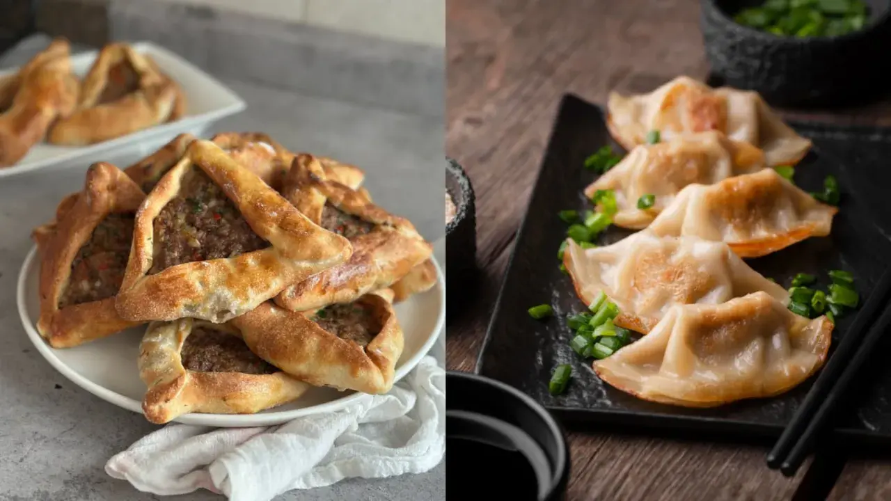 Empanadas triangulares rellenas de carne y dumplings dorados con cebolla verde.