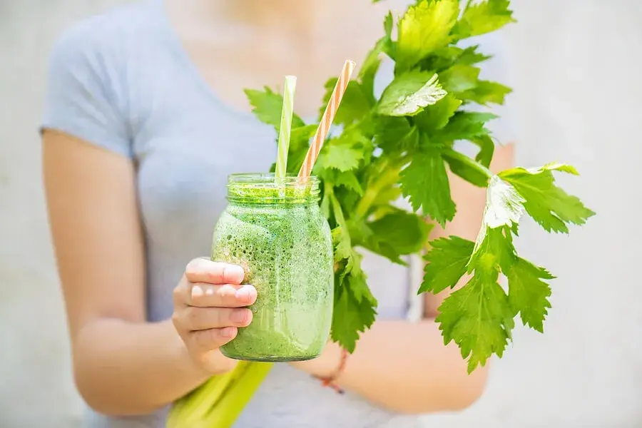 Batido de apio, manzana y limón: la receta que transforma tu salud