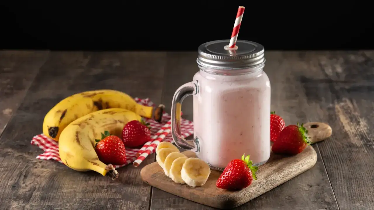 Zdjęcie Delicioso batido de fresa y plátano y yogur para una vida saludable