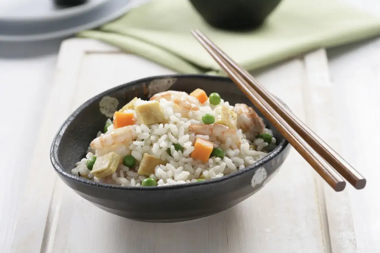 Zdjęcie Receta fácil de arroz tres delicias con gambas que sorprende