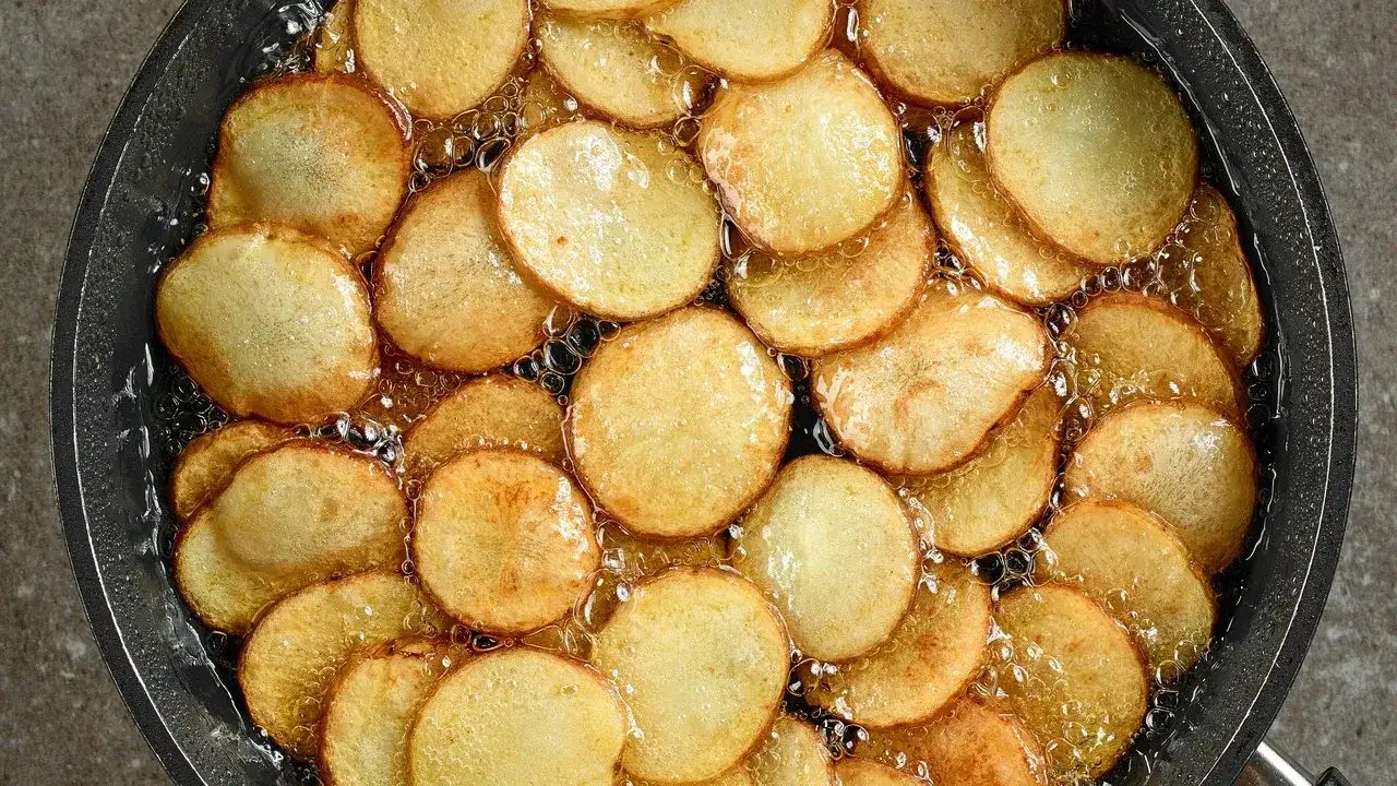 Zdjęcie Por qué sale mucha espuma al freír patatas y cómo evitarlo fácilmente